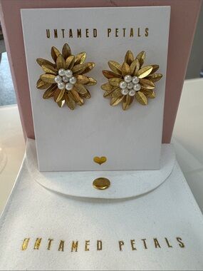 untamed petals earrings